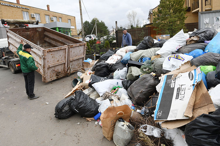 Оплата по факту регоператоров не устраивает, потому что они опасаются, что большая часть мусора  окажется в контейнерах соседних жилых домов или оврагах