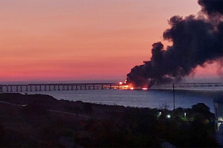 На Крымском мосту произошел подрыв грузового автомобиля. Фура взорвалась примерно в 6 утра, сильный хлопок слышали жители Керчи. В фуре, помимо взрывчатки, был и зажигательный состав