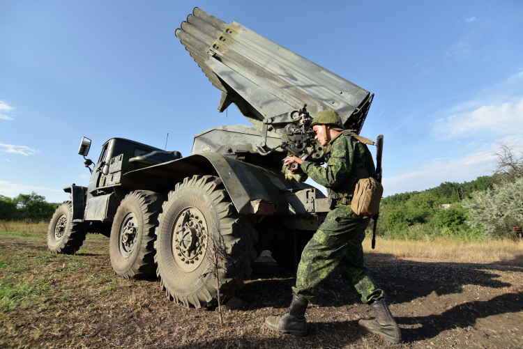 Возле Донецка российские ракетные войска и артиллерия нанесли удары по позициям противника