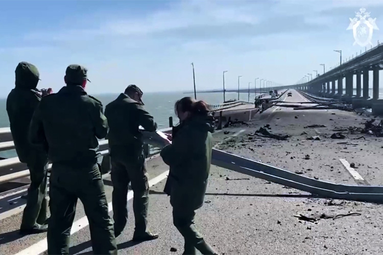 В субботу, 8 октября, был взорван Крымский мост. Из достоверно известного: около 6 утра взорвался ехавший по мосту грузовой автомобиль