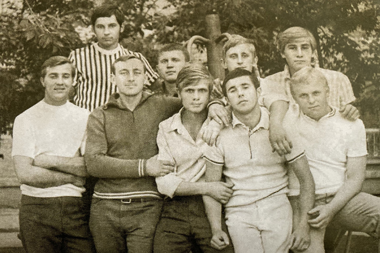 Отцы и деды «казанского феномена»: в нижнем ряду второй слева — Сергей Антипов (Антип), четвертый слева — Валерий Степин (Степа)
