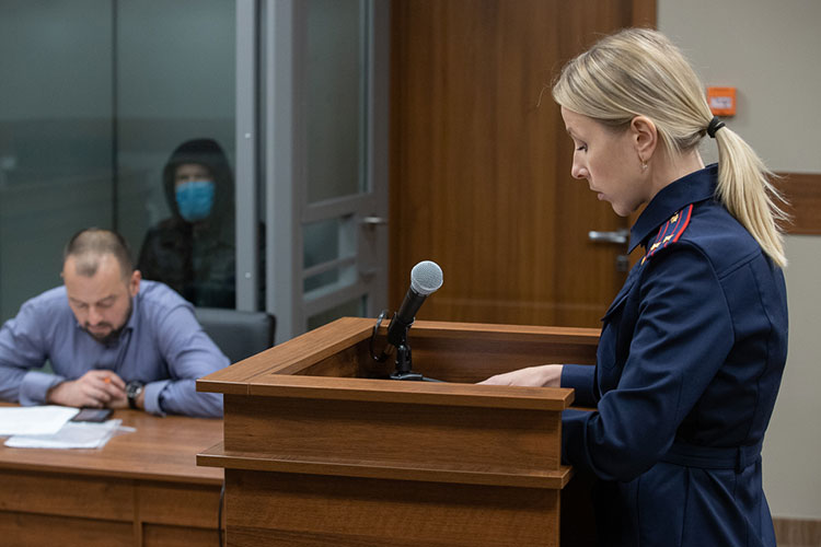 В день ареста Хакимова, следователь по особо важным делам 2-го отдела СУ СКР по РТ Кристина Темникова заявила, что тот либо приезжал за наличкой к Нагуманову, либо приносил ему счета на оплату