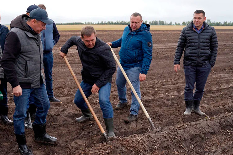 Министр сельского хозяйства и продовольствия РТ Марат Зяббаров (слева) рассказал, что в Татарстане бронь от мобилизации могут получить порядка 10 тыс. сотрудников 600 предприятий АПК из 12 тыс. человек, находящихся в запасе