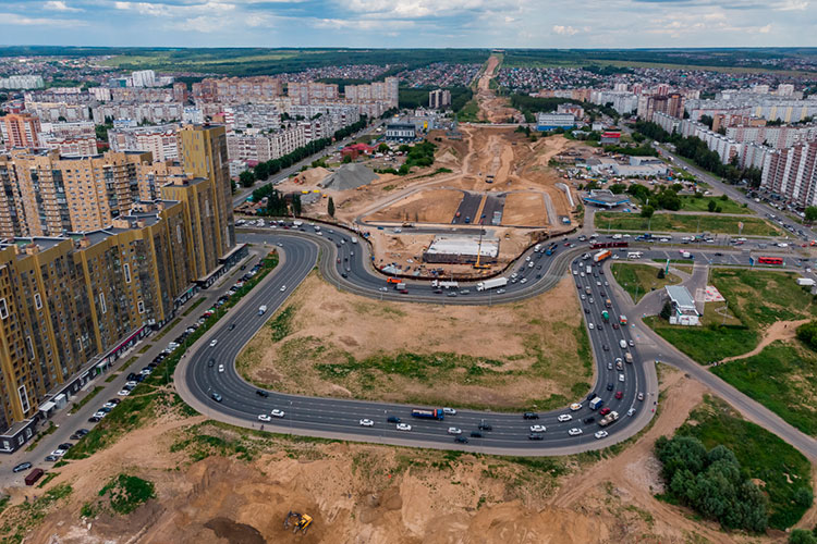 ООО «Волга-Автодор» реализует проект по строительству Вознесенского тракта, который в будущем станет одной из крупнейших магистралей Казани, а сама дорога предусмотрена новым генпланом города