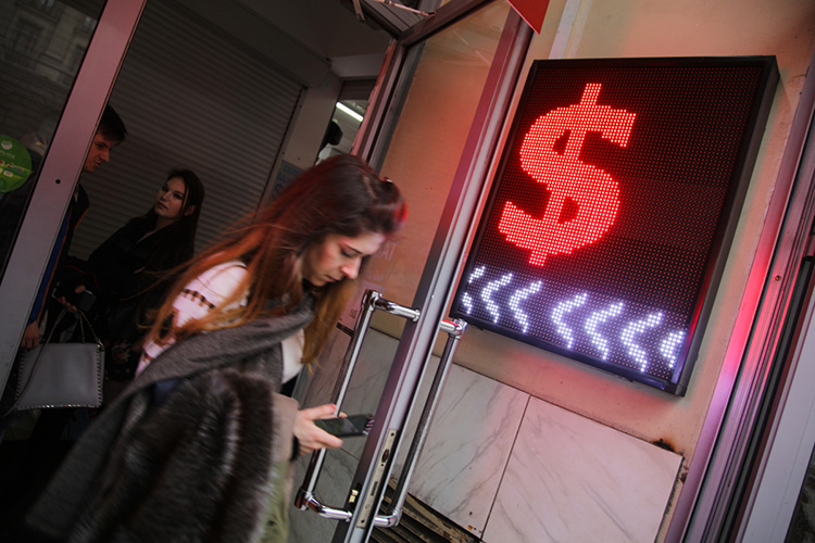 Курс доллара в ходе торгов на Мосбирже превысил 63 рублей за доллар впервые с 7 июля