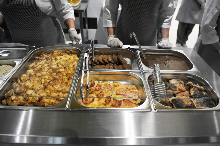 Бесплатное двухразовое горячее питание в муниципальных школах для детей. Независимо от класса и до конца 2022/2023 учебного года