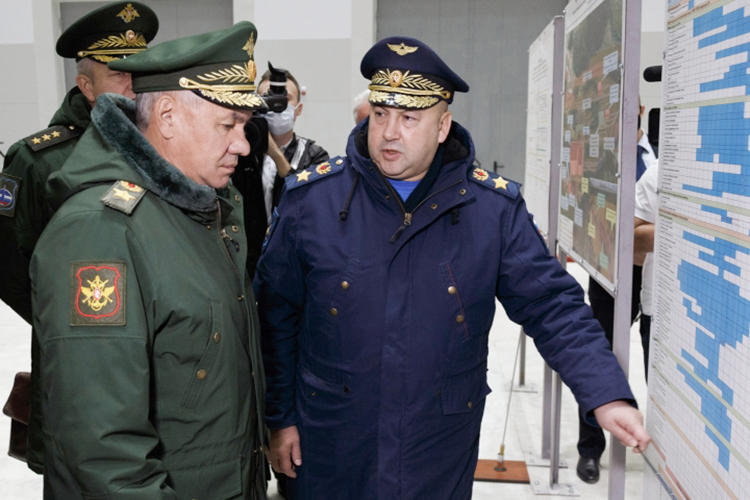 Командующим войсками спецоперации на Украине назначен генерал армии Сергей Суровикин (на фото с министром обороны РФ Сергеем Шойгу (слева)