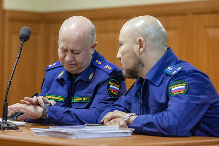 Гособвинение поддерживал прокурор Татарстана Илдус Нафиков (слева)