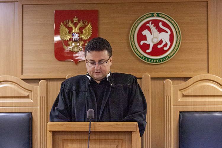Максим Беляев постановил назначить Бакирову путем частичного сложения наказаний 23 года лишения свободы в исправительной колонии особого режима с ограничением свободы сроком на 1 год