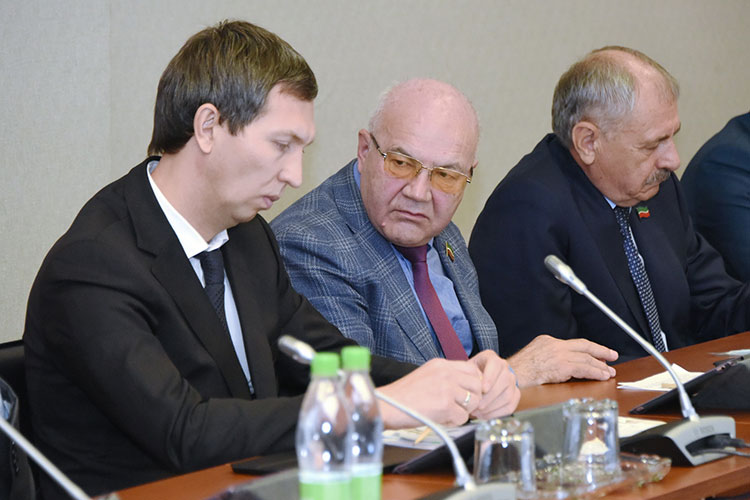 Представитель КПРФ, депутат Фадбир Сафин (в центре) указал на то, что Татарстан — богатый регион, но по уровню зарплат и пенсий далеко не в топе страны