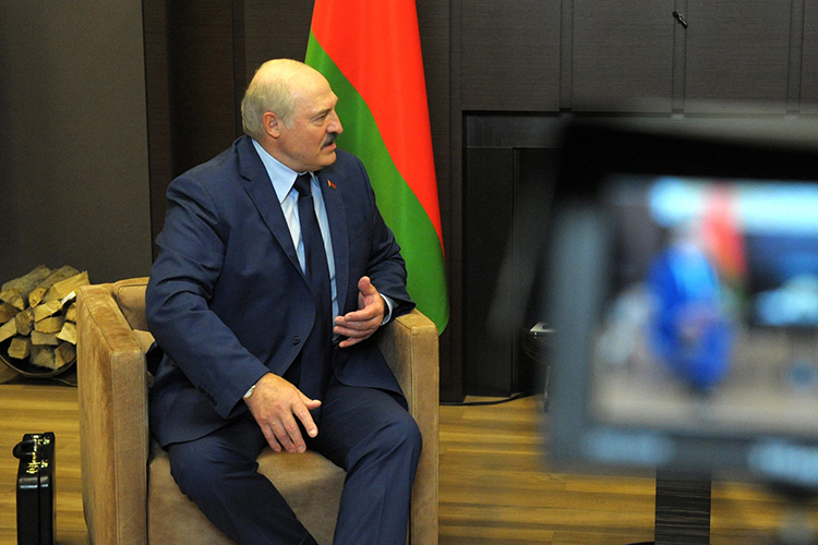 В конце недели история получила развитие: Лукашенко подтвердил, что в Белоруссии в связи с обострением ситуации по периметру границ страны введён «режим повышенной террористической опасности»