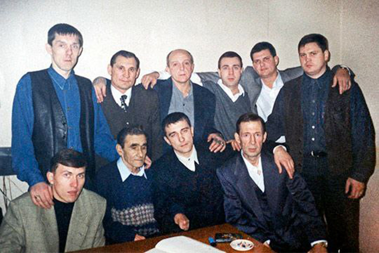 Радик Шафигуллин (сидит третий слева), известный как Чича