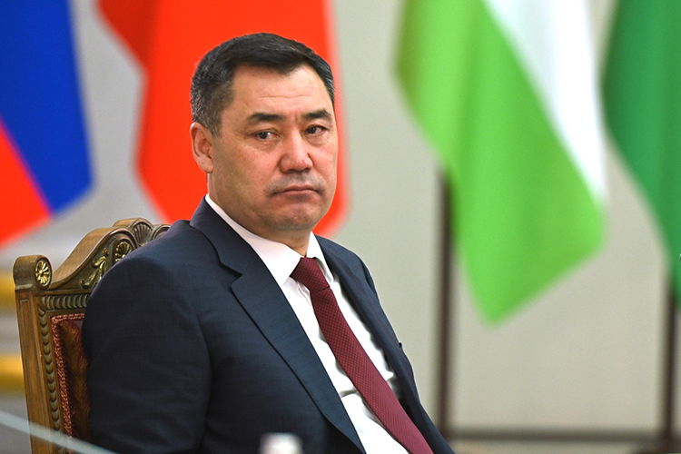 Отказ от поездки в Петербург лидера Киргизии был понятен. Там же должен был присутствовать его «заклятый друг» президент Таджикистана Рахмон, которому, как и Путину, исполнилось 70 лет