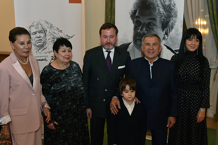Тимербулат Каримов приехал в Казань вместе с супругой Ингой (справа), дочерью главы «Роснефти» Игоря Сечина, и мамой Альфией Каримовой (вторая слева)