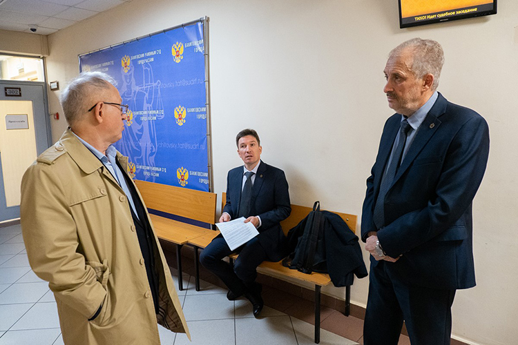 Мидхат Курманов (слева) – адвокат Германа Дьяконова, Олег Шемаев (справа) и Александр Погодин – адвокаты Юшко