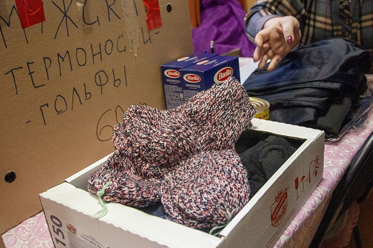 Из пунктов сбора помощи по всему Татарстану передано 2,5 т кондитерских изделий, 6 тыс. пар теплых носков, комплекты термобелья, 72 т гуманитарной помощи отправлено жителям Донбасса
