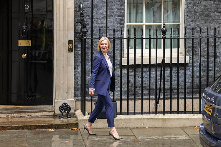 Премьер-министр Великобритании Лиз Трасс заявила, что подает в отставку. На посту премьера она пробыла 44 дня. Трасс намерена продолжить исполнять обязанности, пока не будет определен преемник