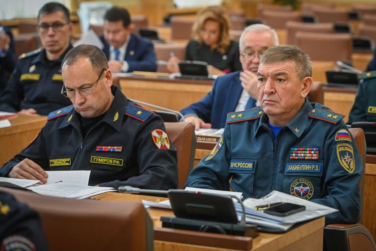 Начальник управления Росгвардии по РТ Рустем Гумеров (слева)