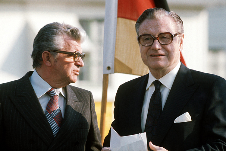 Осенью 1945 года Гарри Трумэн уволил Нельсона Рокфеллера (справа) с поста замгоссекретаря США и реорганизовал Управление стратегических служб (УСС). Функции Нельсона были переданы Минобороны и Госдепартаменту (МИД)