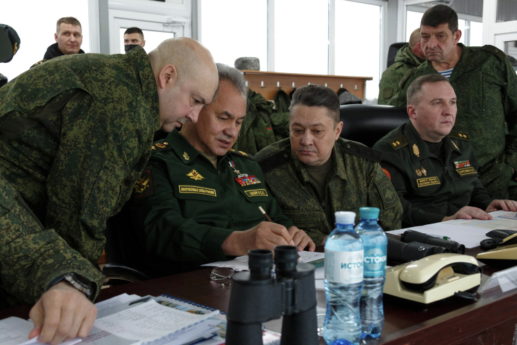 Событием недели для телеграм-каналов стало первое телевизионное интервью генерала армии Сергея Суровикина (на фото слева)
