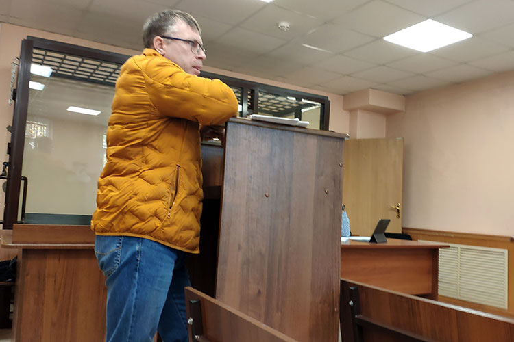 Дмитрий Минкин все заседание за трибуной провел в куртке, видимо, надеясь, что все пройдет очень быстро. Но не тут-то было