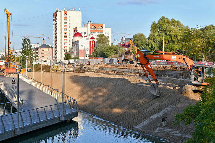 Реконструкцию треснувшего в конце сентября моста через озеро Кабан ведут круглосуточно, задействована 21 единица спецтехники, 11 рабочих.