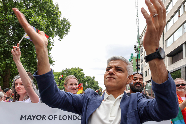 Индус Риши Сунак будет премьером, а пакистанец Садик Хан (на фото)— мэр Лондона. Это большое событие для Британии. Такое вот колониальное наследство, которое догнало в 2022 году