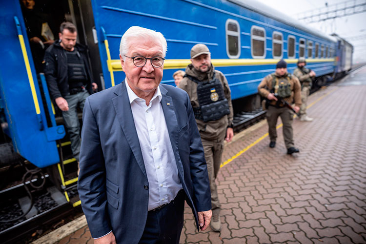 Президент Германии Франк-Вальтер Штайнмайер на поезде прибыл в Киев. Как ожидается, вечером он встретится с украинским лидером Владимиром Зеленским