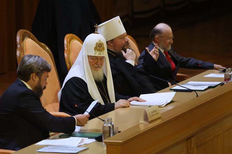 Патриарх Кирилл (второй слева)