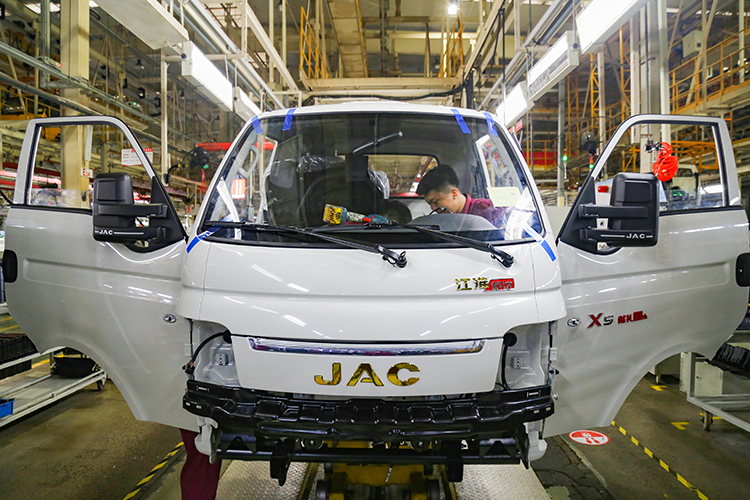 Модель будет схожа по характеристикам с Ford Transit и Mercedes Sprinter, а основой для него станет китайская JAC