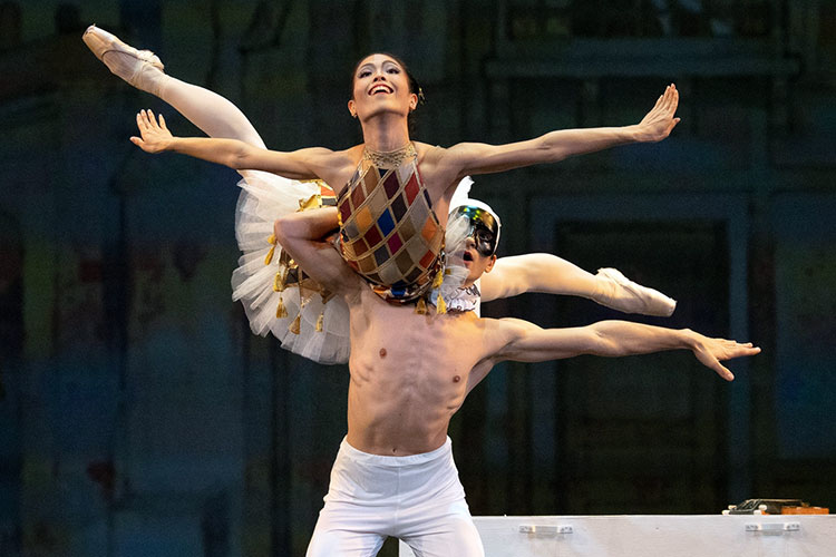 «Для современной хореографии этого достаточно: хоть наш директор Рауфаль Сабирович Мухаметзянов и любит массовые балеты, наподобие «Золотой Орды», у contemporary dance совсем другая эстетика»