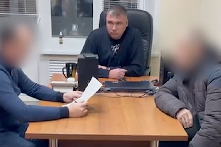 Вчера в наручниках оказался куратор всей стройки Закамского региона Юрий Кулаков (в центре на фото) якобы за взятку в 250 тыс. рублей за выдачу положительного заключения