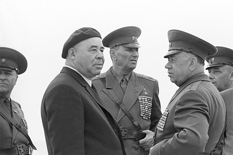 Петр Шелест (второй слева)