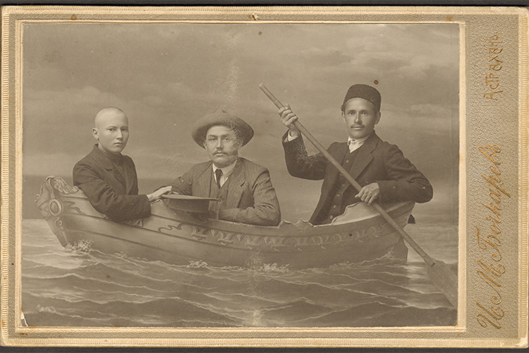 Габдулла Тукай, Сагит Рамиев (в середине), Шахит Гайфи. Астрахань, 1911 г.