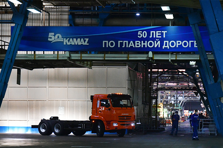 КАМАЗ занял 11-е место в нашем Топ-100, увеличив за прошлый год свою прибыль на существенные 49,3% до 4,6 млрд рублей. За 2021 год компания реализовала свыше 44,6 тыс. грузовиков, что является рекордом за последние 10 лет