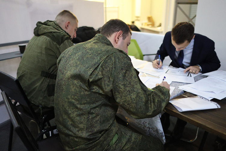 Сергей Шойгу, докладывая президенту, особо подчеркнул, что военкоматы продолжат прием добровольцев