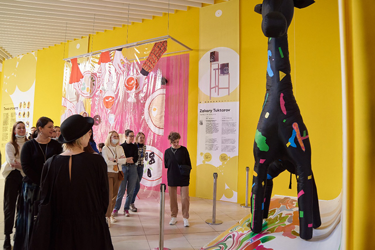 Гигантская инсталляция «Жираф в лесу» для выставки «Точка отсчета» в Меге