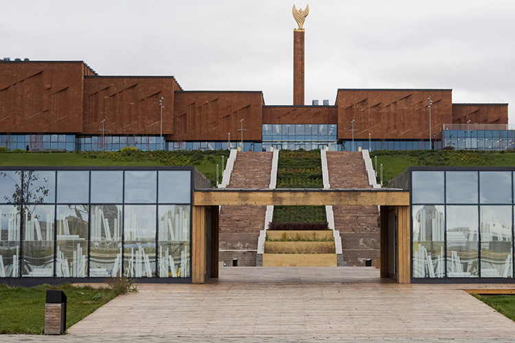 Скульптуру планируется установить на Кремлевской набережной у подножия лестницы, ведущей к Национальной библиотеке РТ