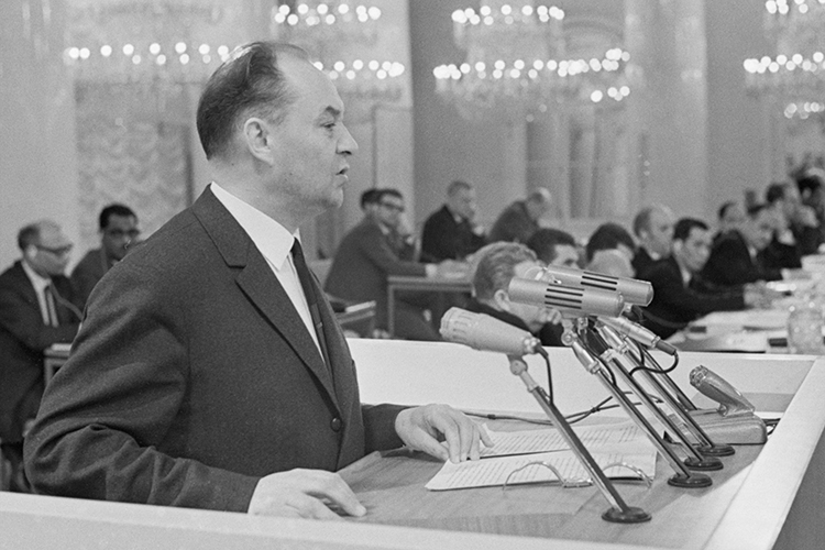 Когда Шелепин был уже главой ЦК ВЛКСМ (1952–1956), он стал выдвигать своих друзей-«комсомольцев» на разные высокие посты, в том числе и в КГБ