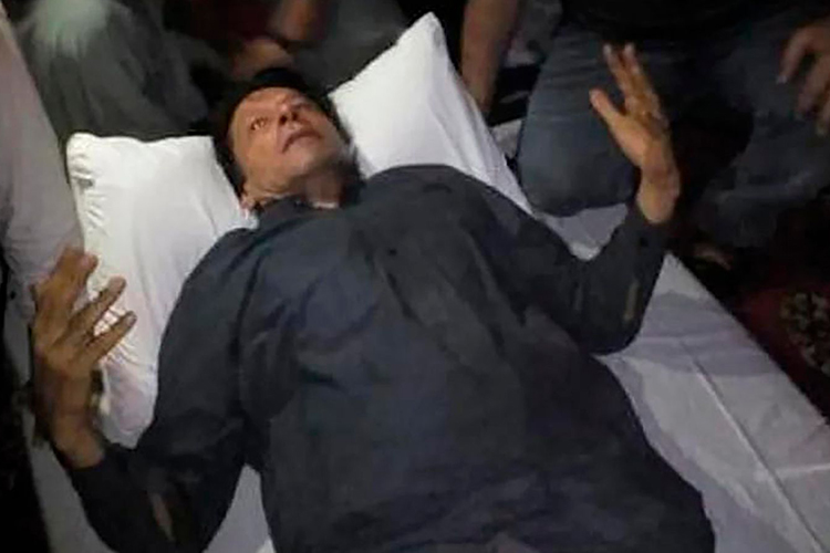 В Пакистане тяжело ранен экс-премьер Пакистана Имран Хан. По словам сторонников политика, в конце минувшей недели экс-премьер получил от трех до четырех пулевых ранений в ноги, когда возглавлял автоколонну протеста