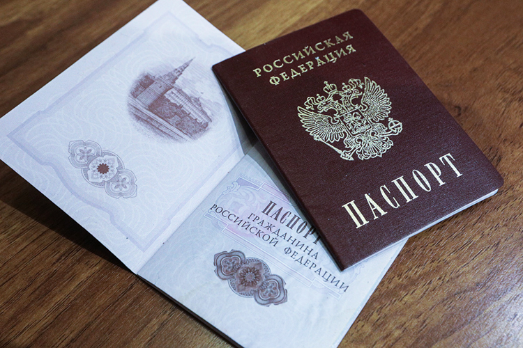 Для облегченной процедуры получения гражданства нужно было предоставить документы супруга — гражданина России. И на тот момент штамп о браке в российском паспорте Меджидова… был.