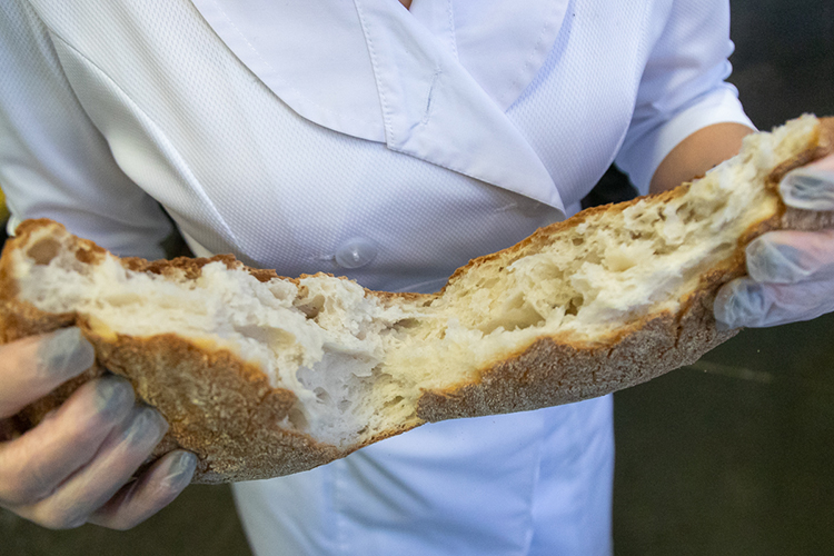 «Как мы уже говорили, хлеб — важная составляющая продуктовой корзины, и мы будем кормить людей нашим хлебом. Хлебом настоящим — вкусным и полезным»