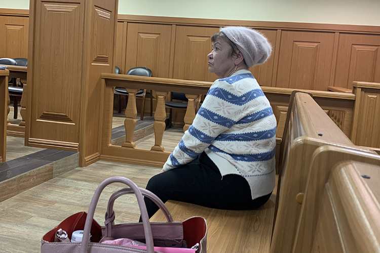 Для допроса в суд пригласили дочь погибшей — Альфию Ишмуратову. Она сама уже давно вышла на пенсию, в этом году ей исполнилось 74 года