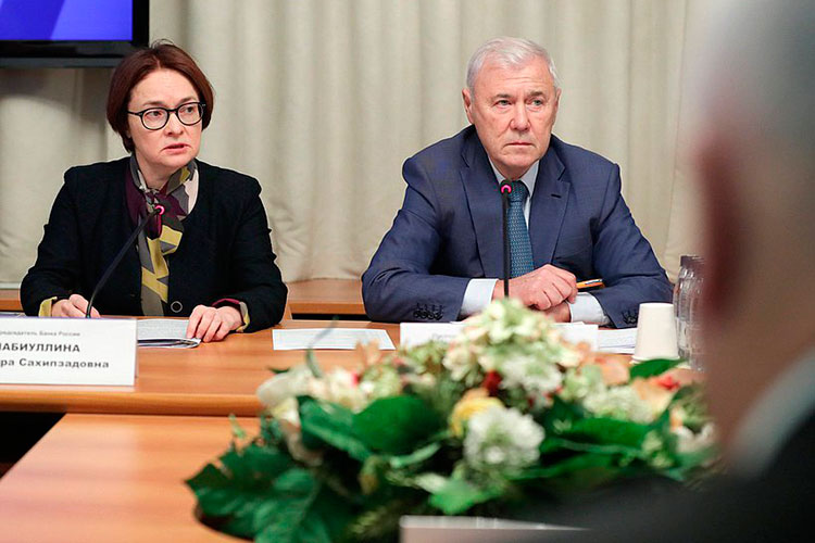 В конце дискуссии спросили Набиуллину про замороженные активы. Анатолий Аксаков (справа) решил обратиться к председателю ЦБ с подобным вопросом