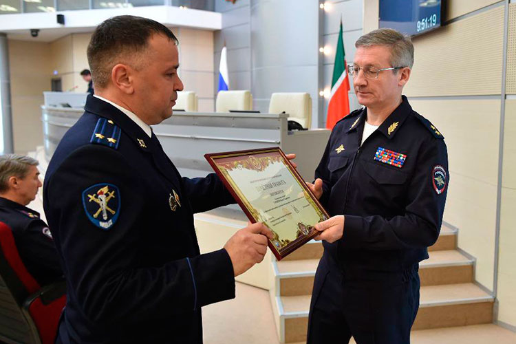 Суперуспешный год был у главного «криминального» следователя МВД Фаниса Гарипова (слева)