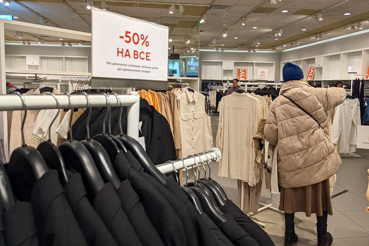 Перед своим окончательным уходом H&M расщедрился на 50-процентные скидки — причем реальные, на все группы товаров