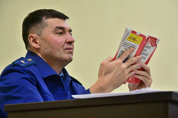 Ильдар Рамазанов просил признать Авзалова виновным по ч. 1  ст. 285 УК РФ и назначить ему наказание в виде 3 лет лишения свободы условно с испытательным сроком в 2 года