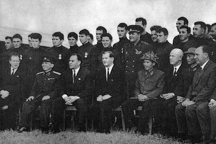 Александр Шелепин сидит 3-й слева