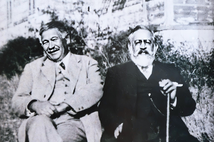 Гаяз Исхаки (слева) и известный общественно-политический деятель, ученый Юсуф Акчура (справа) (Стамбул, 1931 г.)