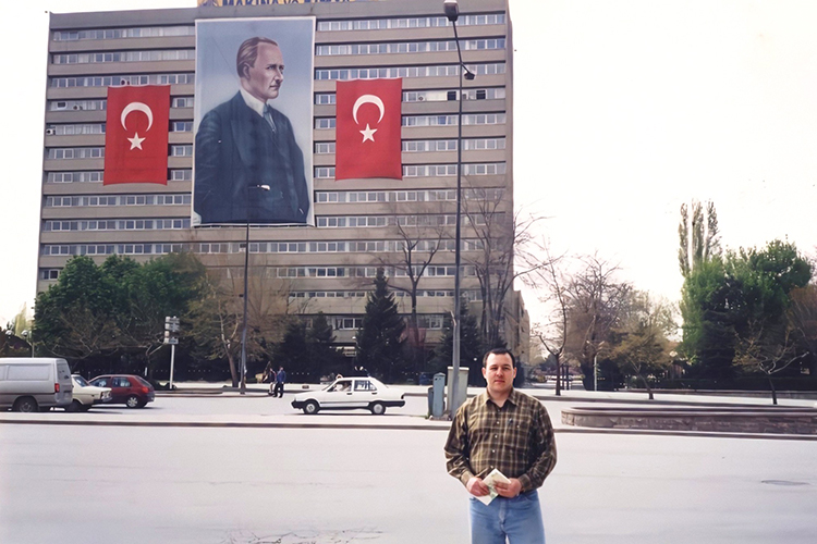Даже простое фотографирование на фоне портрета Ататюрка не приветствовалось, считалось принижением памяти об этом человеке (Анкара, 2002 г.)